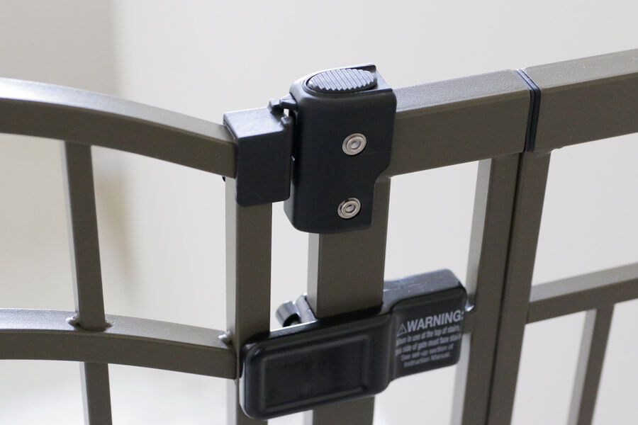 build quality close up of Summer Infant gate