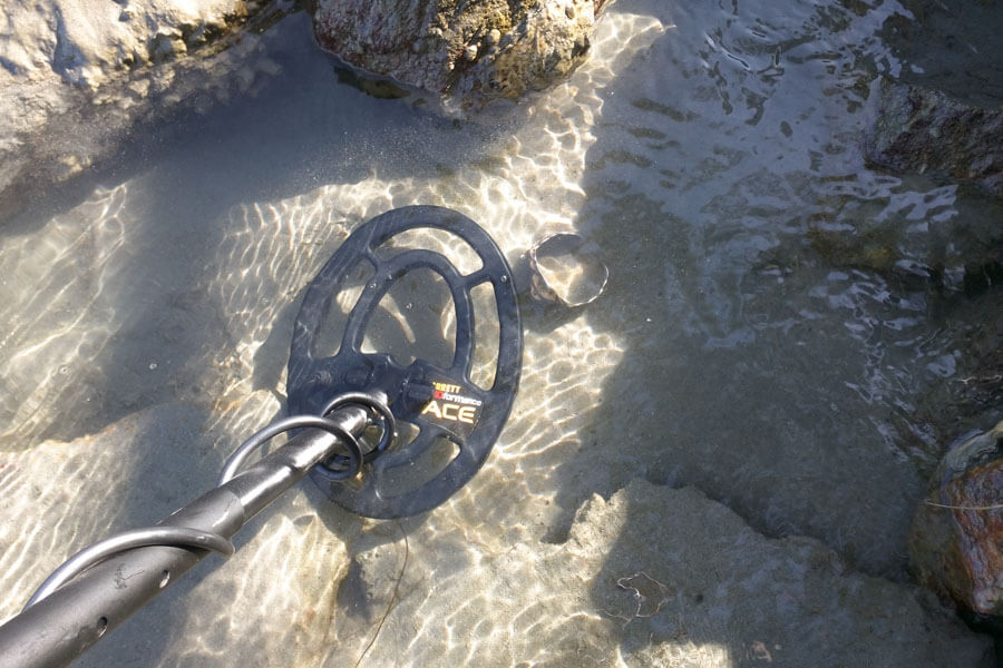 testing a metal detector under water