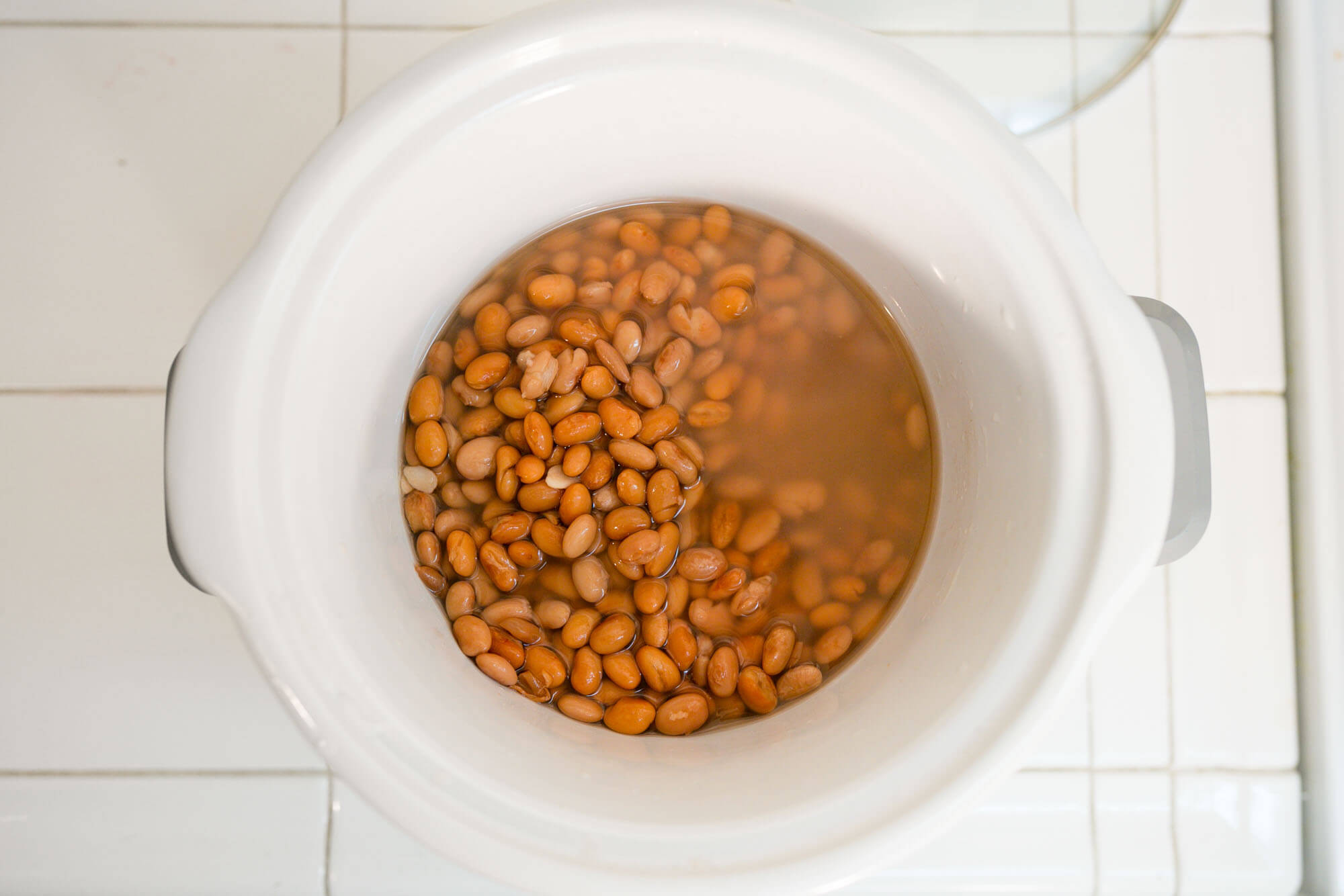 overhead of pinto beans in a slow cooker