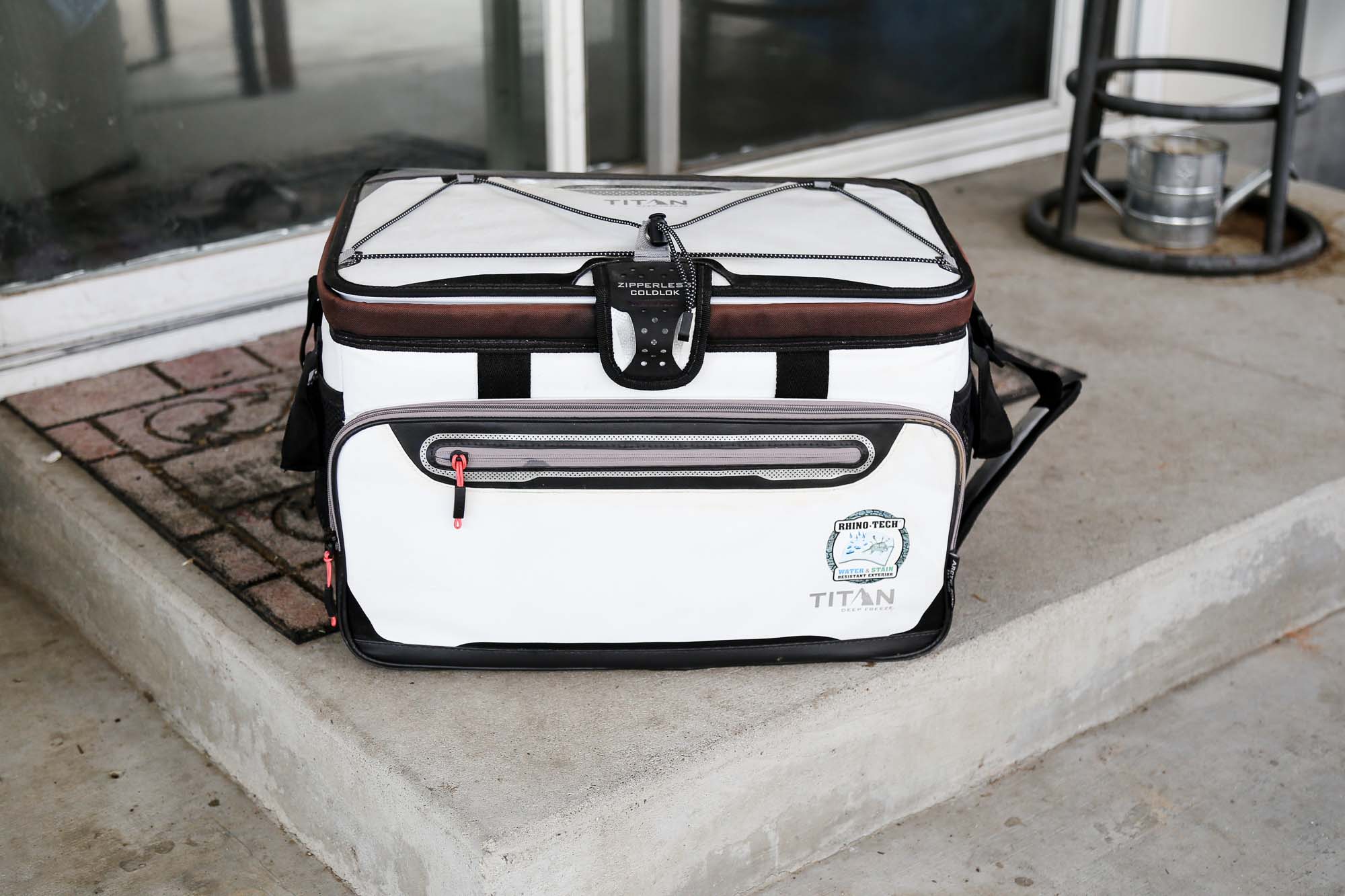 the white Arctic Zone - Titan cooler