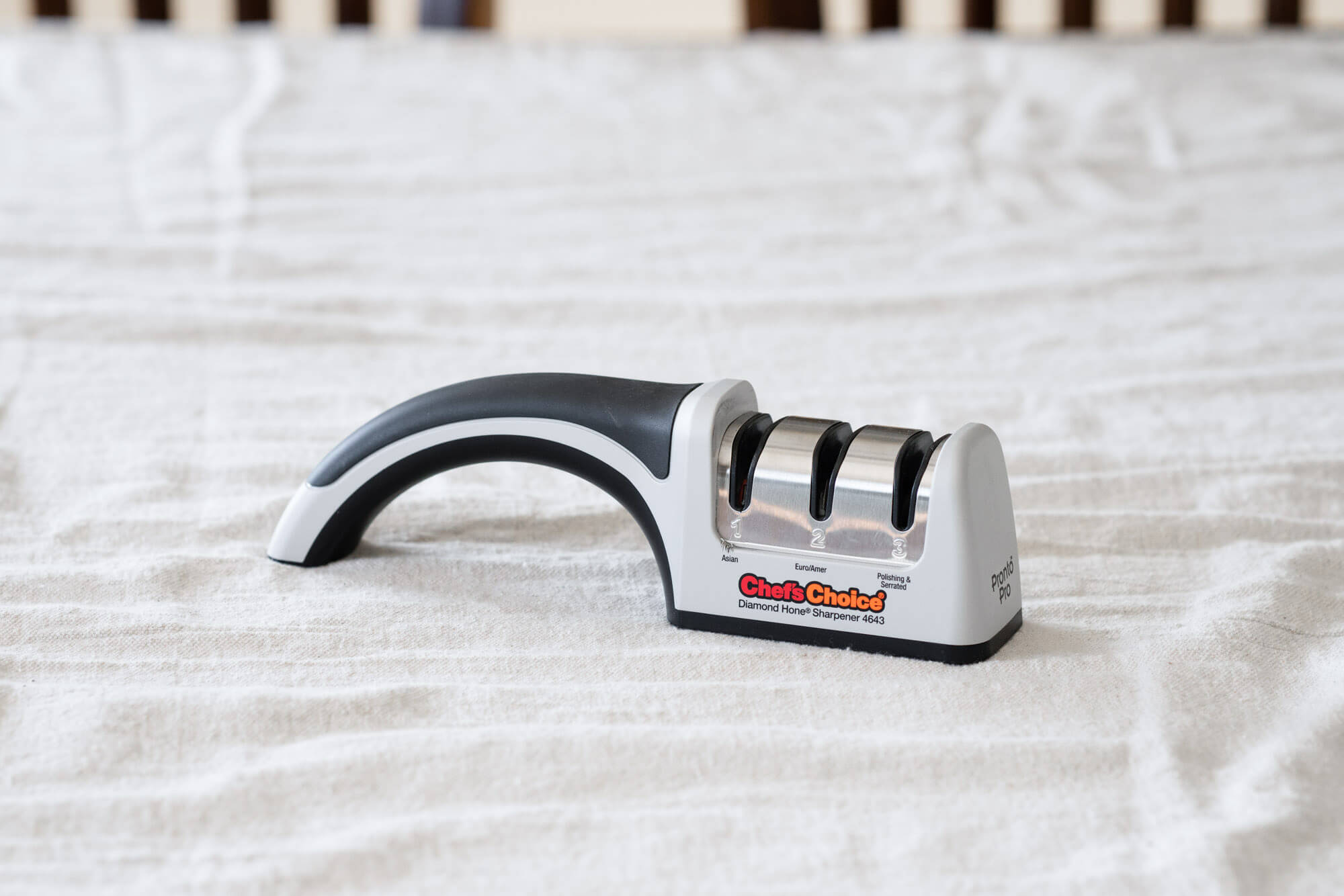 Chef'sChoice ProntoPro 4643 handheld pull-through sharpener