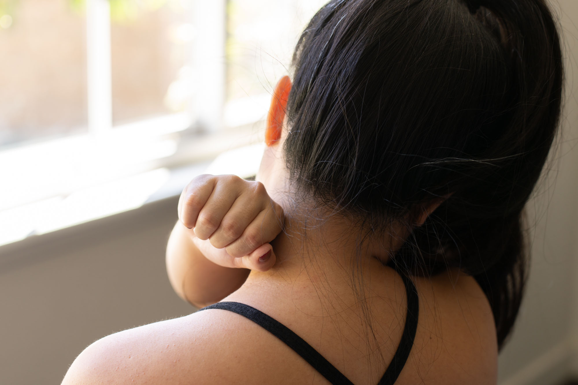 loose fist percussing shoulder