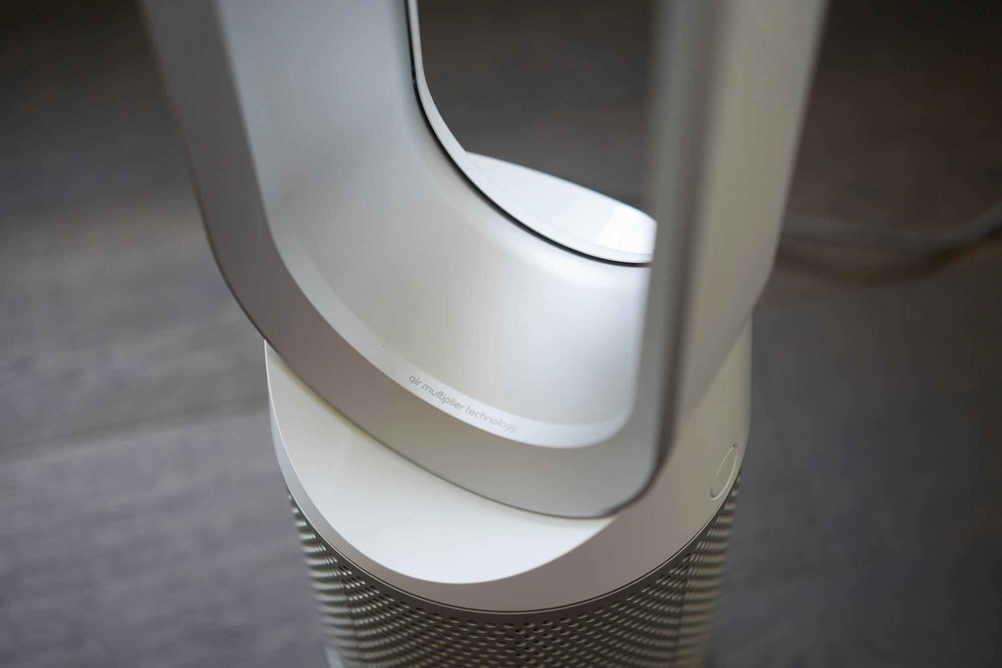 curved bottom of Dyson TP01 fan