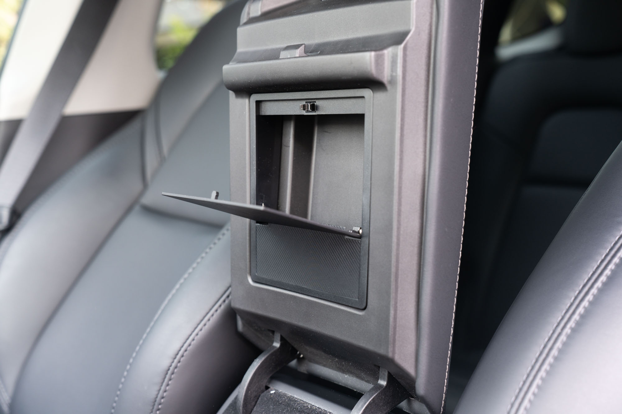 Spigen - hidden under armrest storage box